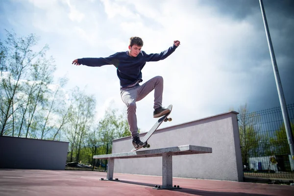 Skater macht stumpfen Trick auf Bank — Stockfoto