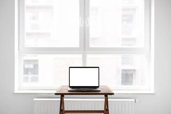 Ordenador portátil con pantalla en blanco en la mesa — Foto de Stock