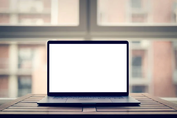 Laptop z pustym ekranem na stole — Zdjęcie stockowe