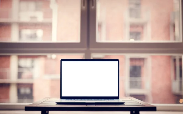 Laptop met blanco scherm op tafel — Stockfoto