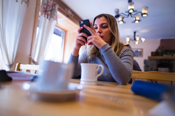 Smartphone Missbrukare Flicka Med Enheten Ett Datum Eller Internet Dating — Stockfoto