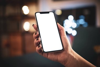 İnsan eliyle boş ekranlı akıllı telefonun bir kopyası