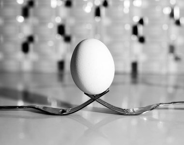 Çiğ yumurta hala iki çatalla dengelenmiş mutfak tezgahında fayansla oturuyor..