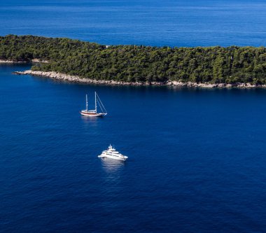 Yelkenli ve Dubrovnik toptancılığa Lokrum Adası yanında yat