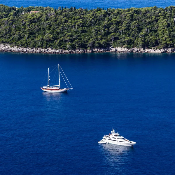 Rekreační čluny vedle ostrov Lokrum v Dubrovníku pobřeží, Chorvatsku — Stock fotografie