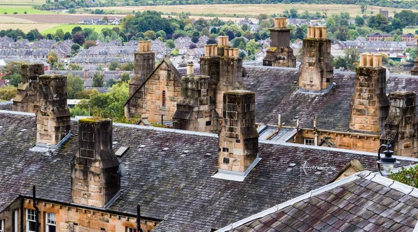 Трубопроводы и крыши в Старом городе Стерлинга, Шотландия — стоковое фото