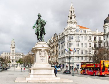 Placa da Liberdade Porto Kral Pedro IV'ın atlı heykeli