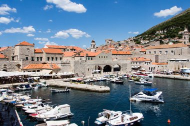 Eski liman, tekneler bir güneşli yaz gün Dubrovnik, Cro demirledi.