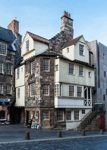 Skorsteinstabler og tak i Edinburgh 's Old Town, Skottland – stockfoto