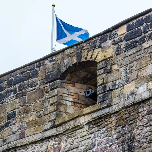 Scottish flagg över slott cannon — Stockfoto