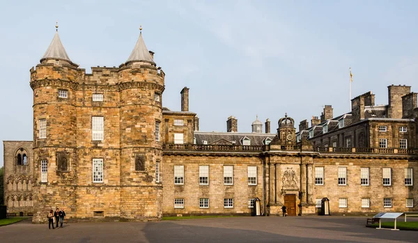 Částečný pohled palác Holyroodhouse v Edinburghu, Skotsko — Stock fotografie