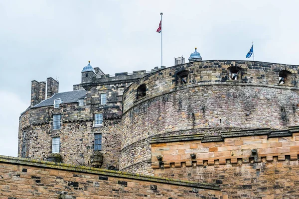 Britiske og skotske flagg over Edinburgh Castle, Skottland – stockfoto