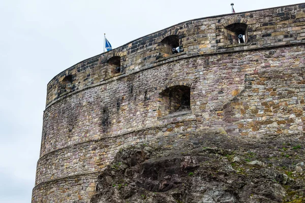 Skotské vlajky létání nad hradby — Stock fotografie