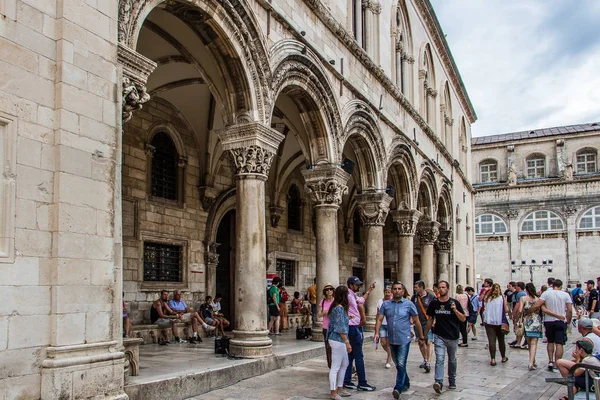 Perspective of colonnade at Sponza Palace in Dubrovnik's Old Tow — Stock Photo, Image