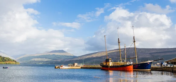 Hafen von Inveraray in Schottland, wo zwei Oldtimer-Boote anlegen Stockbild