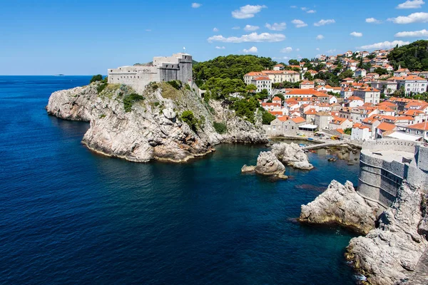 Bucht und Docks von Stadtmauern und Fort Lovrijenac bei Dubr bewacht lizenzfreie Stockbilder