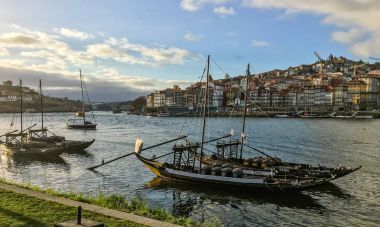 Douro River Porto, P günbatımında demirleyen vintage şaraphane tekneler