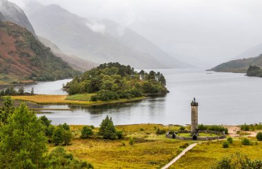 Glenfinnan momument ve Loch Shiel, İskoçya