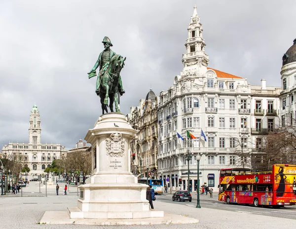 Kung Pedro Iv: s ryttarstaty på Placa da Liberdade i Porto — Stockfoto