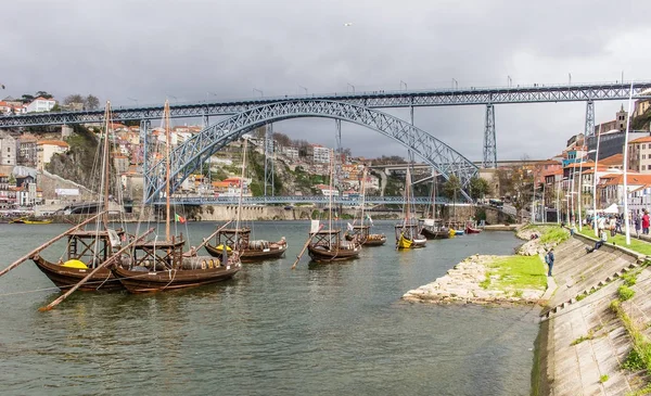 Şaraphane tekneler hizalanmış Luis altında ben Porto Douro nehir köprüsü