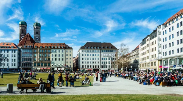 Marienhof park, Münih, Ger üzerinde Frauenkirche Katedrali kuleleri