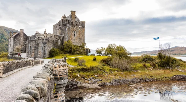 Eilean Donan castillo panorama con bandera escocesa — Foto de Stock