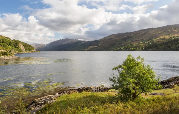 Loch lange von eilean donan castle in Schottland — Stockfoto