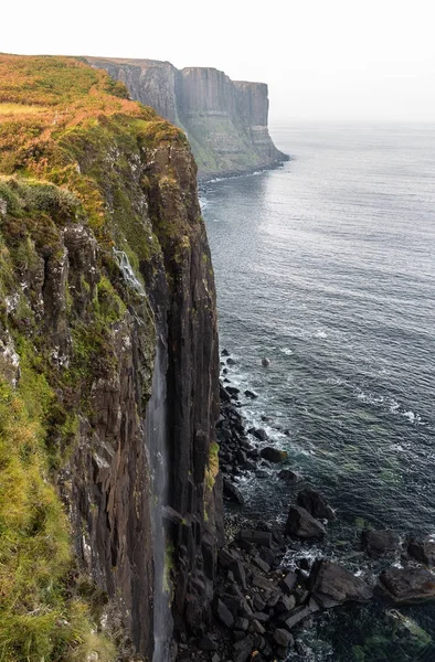 Mealt Falls ve İskoç eteği Rock Skye, İskoçya'da
