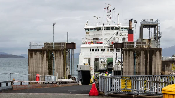 Araba feribot Armadale, İskoçya'da boşaltmaya hazır