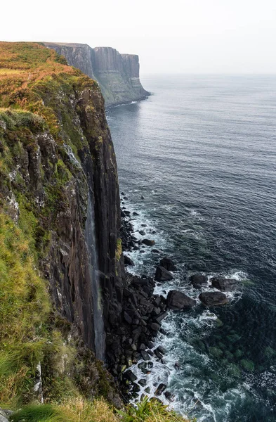 Formaciones de Mealt Falls y Kilt Rock en Skye, Escocia Imágenes De Stock Sin Royalties Gratis