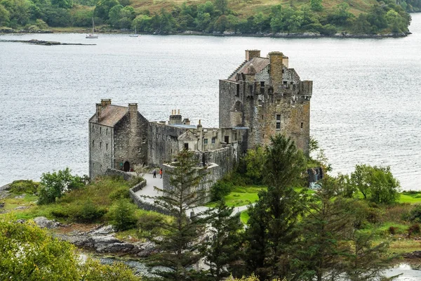 Eilean Donan castle na Skotské vysočině ve Velké Británii — Stock fotografie