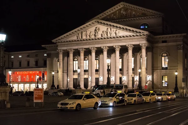 Národní divadlo budova v noci v Mnichově, Německo — Stock fotografie