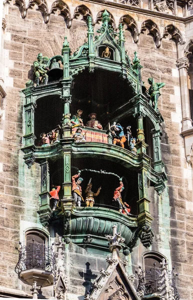 Marienplatz Meydanı, yeni Councill Hall tower tonlarda ses veren çanlar yakın çekim 