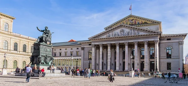 Nationaltheater Gebäude und König Maximilian Josep Statue pano Stockbild