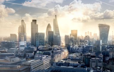 Şehir Londra gün batımında. Modern iş merkezleri üzerinde göster