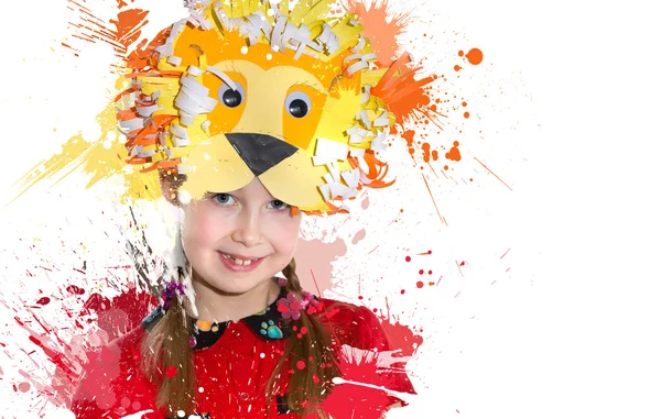 Little girl demonstrating her art craft works, Lion paper mask. Educational and creative concept. — Stock Photo, Image