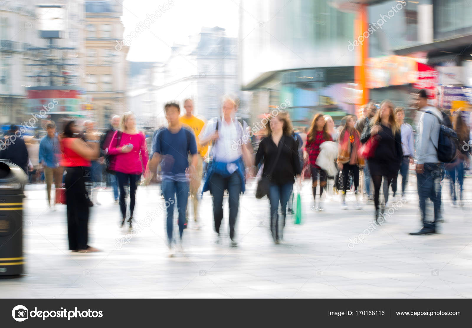 Praça Leicester com muitas pessoas, turistas e londrinos