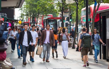 Oxford street ve yürüyen insanlar. Londra İngiltere
