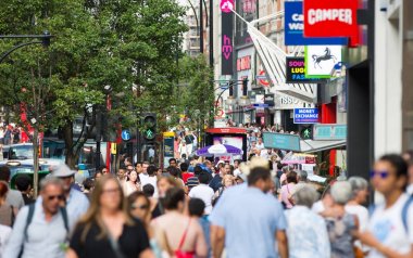 Oxford street ve yürüyen insanlar. Londra İngiltere