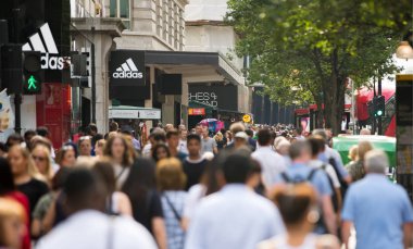 Oxford street ve yürüyen insanlar. Londra İngiltere