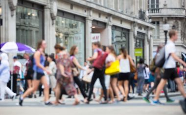 İnsanlar yürümekten bulanıklık. Görüntü arka plan için. Londra İngiltere