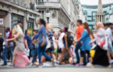 İnsanlar yürümekten bulanıklık. Görüntü arka plan için. Londra İngiltere