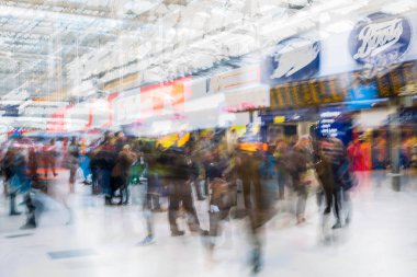 Birçok yürüyüş ve yatılı Waterloo tren istasyonunda bekleyen kişi birden fazla pozlama görüntü. Acele saat kavramı, modern hayatın commuting.
