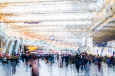 Birçok yürüyüş ve yatılı Waterloo tren istasyonunda bekleyen kişi birden fazla pozlama görüntü. Acele saat kavramı, modern hayatın commuting.