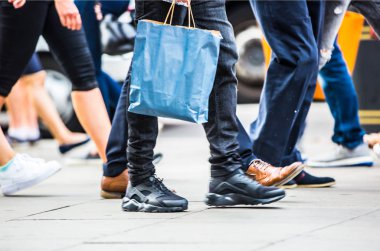 Yayalar yaya geçidi Londra Oxford Caddesi'nde yürürken ayakları. Modern yaşam, seyahat ve konsept alışveriş