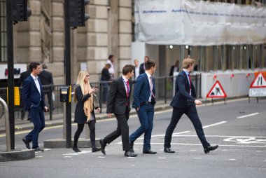 Londra, İngiltere - 26 Haziran 2019: İnsanlar öğle yemeği saatinde Londra 'da yürüyor
