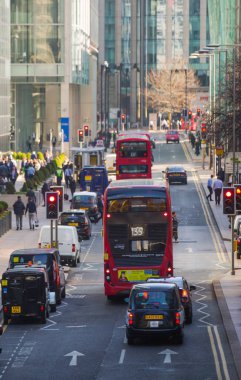 Canary Wharf sokak görünümü iş adamları ve taşıma yolda yürürken lols ile. İş ve Londra modern yaşam