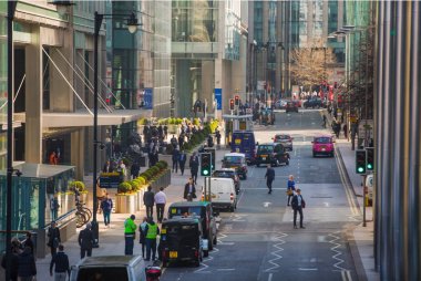 Canary Wharf sokak görünümü iş adamları ve taşıma yolda yürürken lols ile. İş ve Londra modern yaşam