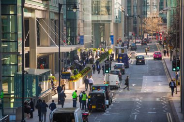 Canary Wharf sokak görünümü iş adamları ve taşıma yolda yürürken lols ile. İş ve Londra modern yaşam