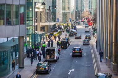 Canary Wharf sokak görünümü iş adamları ve taşıma yolda yürürken lols ile. İş ve Londra modern yaşam